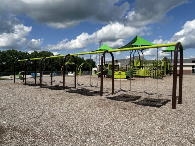 5 bays with 8 swings and 1 molded bucket swing with a harness