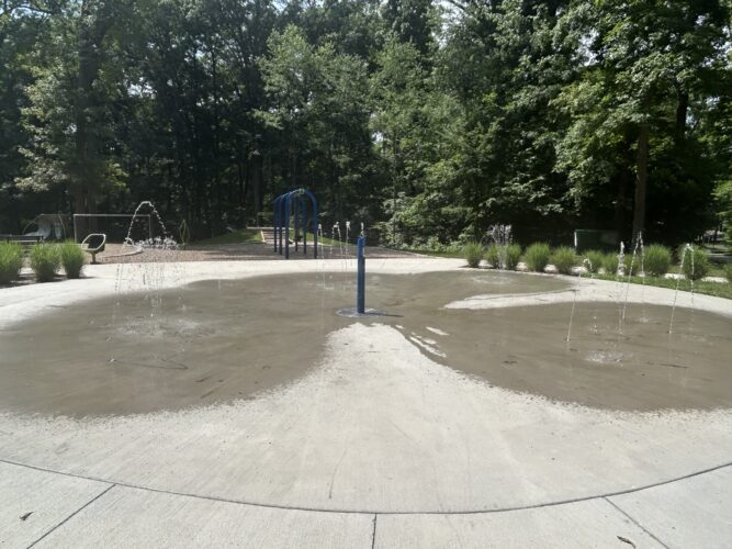 Multiple ground sprayer splash pad that turns on with the touch of a button