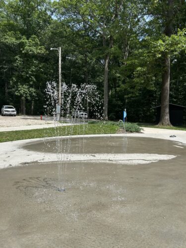 Ground spray splash pad