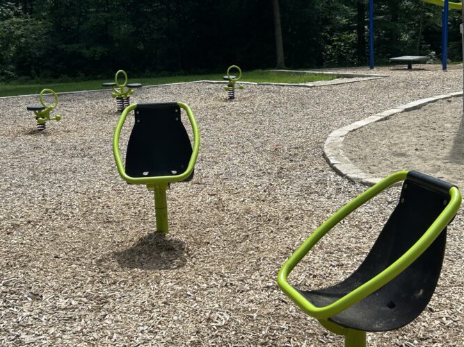 3 bouncy, springy, back and forth rider and a 2 comfortable seats for relaxing or spinning