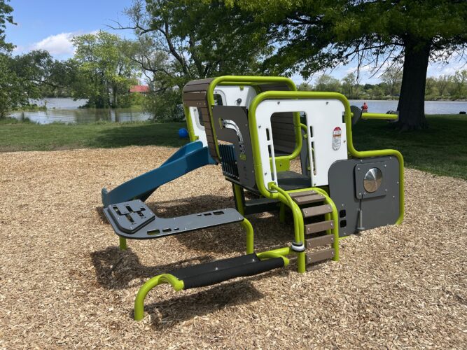 cube shaped play structure for 2-5 year old kids with ladder and slide