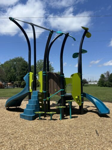 2-5 play structure with integrated shade